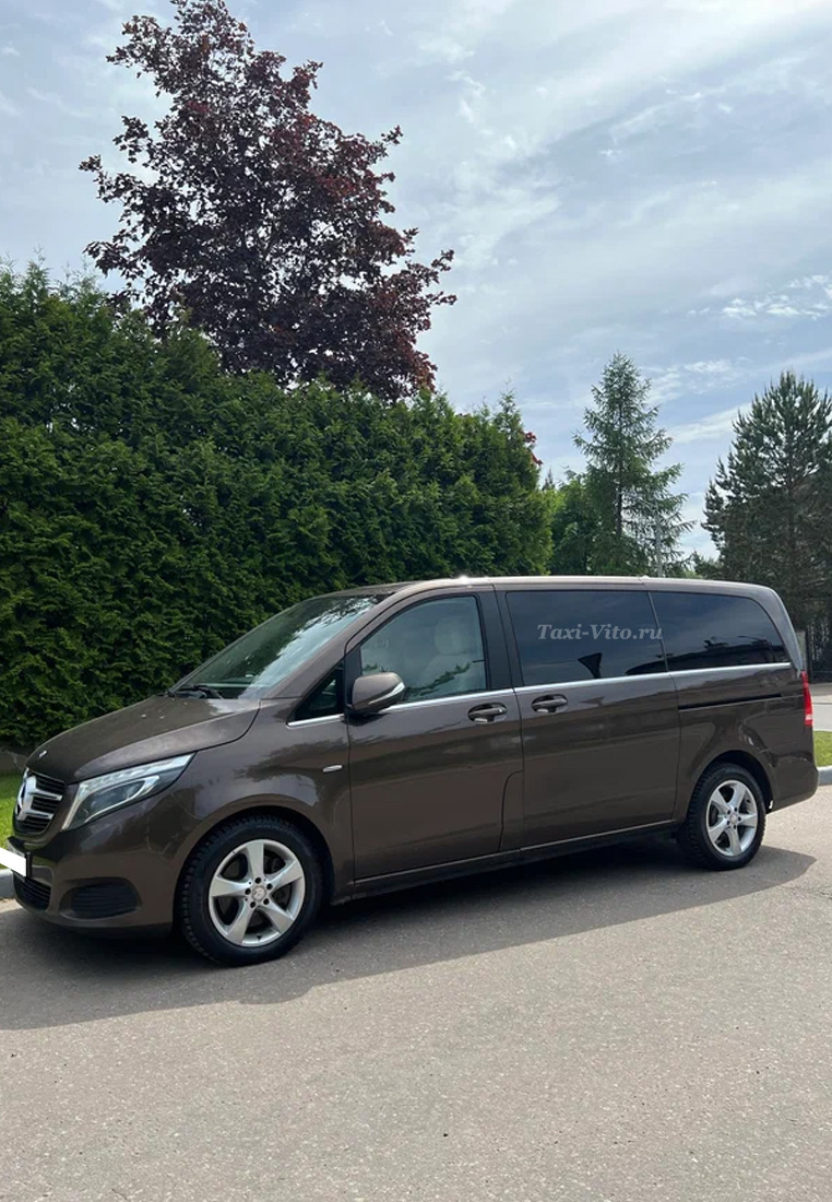 Заказ такси Мерседес V Класса коричневый аренда с водителем в Москве