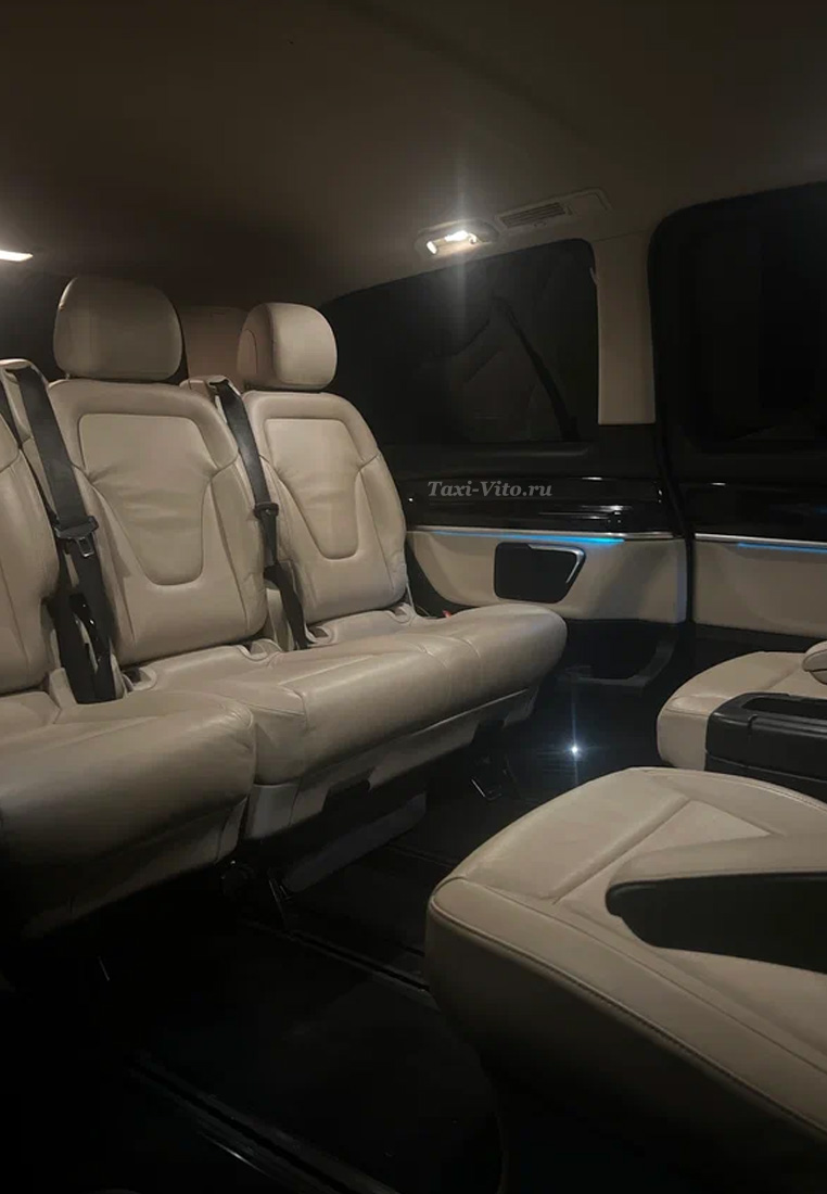 Заказ такси Мерседес V Класса коричневый аренда с водителем в Москве