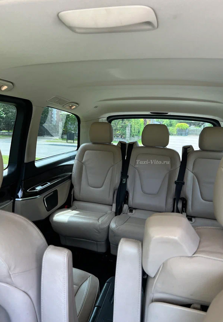 Заказ такси Мерседес V Класса коричневый аренда с водителем в Москве